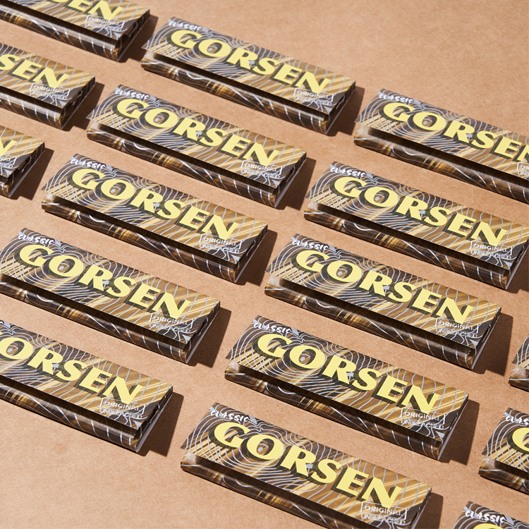 hand-rolling smoking papers